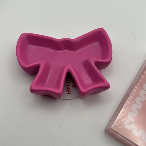 Set of 4 plastic bow coasters and one hot pink ceramic bow trinket dish - Picture 3 of 7